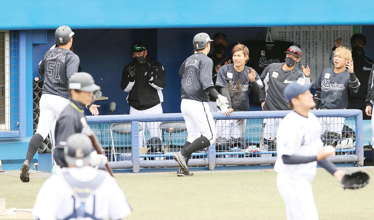 西武対ロッテ　1回表ロッテ1死一、三塁、菅野の適時二塁打で生還した山口（51番）と中村（8番）を出迎える井口監督（左から3人目）らベンチナイン（撮影・垰建太）