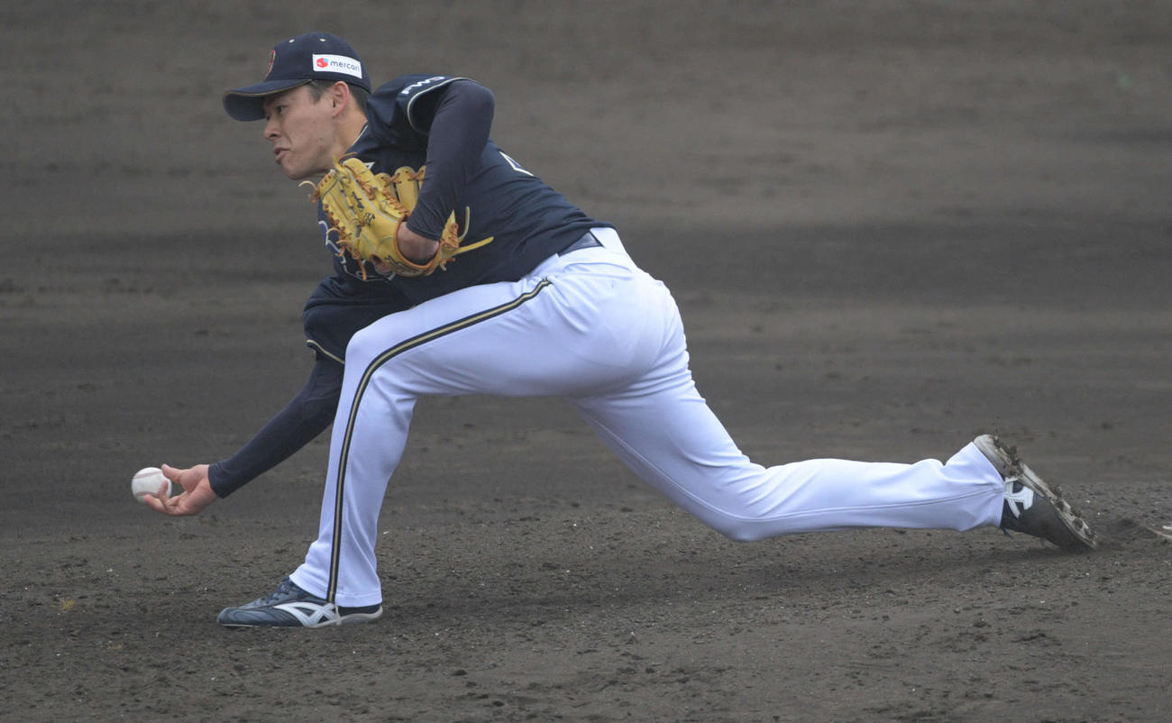 ソフトバンク対オリックス練習試合　5回裏ソフトバンク無死から登板したオリックス中川颯（撮影・渦原淳）