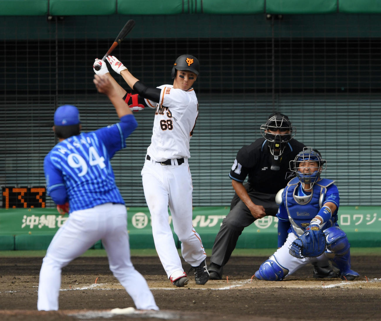 巨人対DeNA 8回裏巨人1死、遊内野安打を放つ秋広（撮影・横山健太）