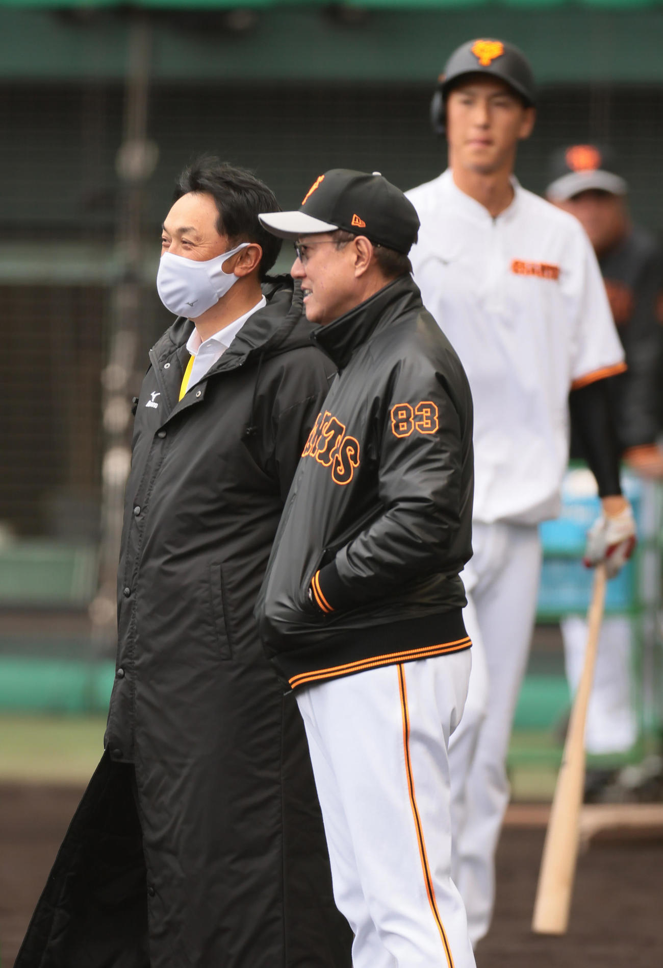 2月18日、巨人原監督（右）と談笑する宮本慎也氏