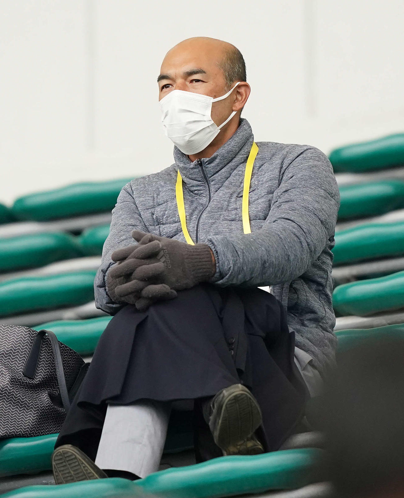 2月17日、巨人対広島を見る和田一浩氏