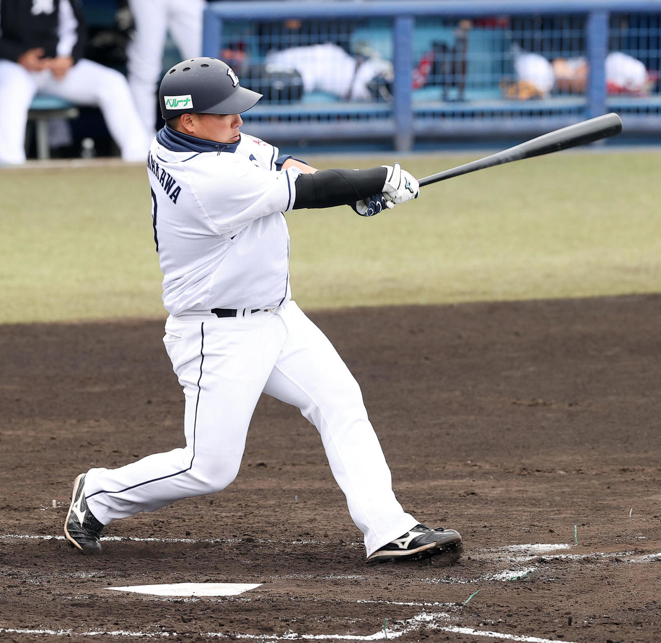 西武対ロッテ　1回裏西武1死三塁、適時二塁打を放つ山川（撮影・垰建太）
