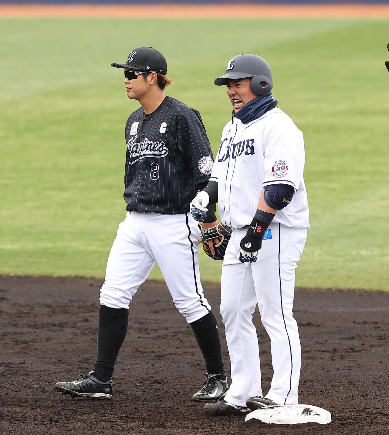 西武対ロッテ　1回裏西武1死三塁、適時二塁打を放つも塁上でベンチに向かって険しい表情の山川（右）（撮影・垰建太）