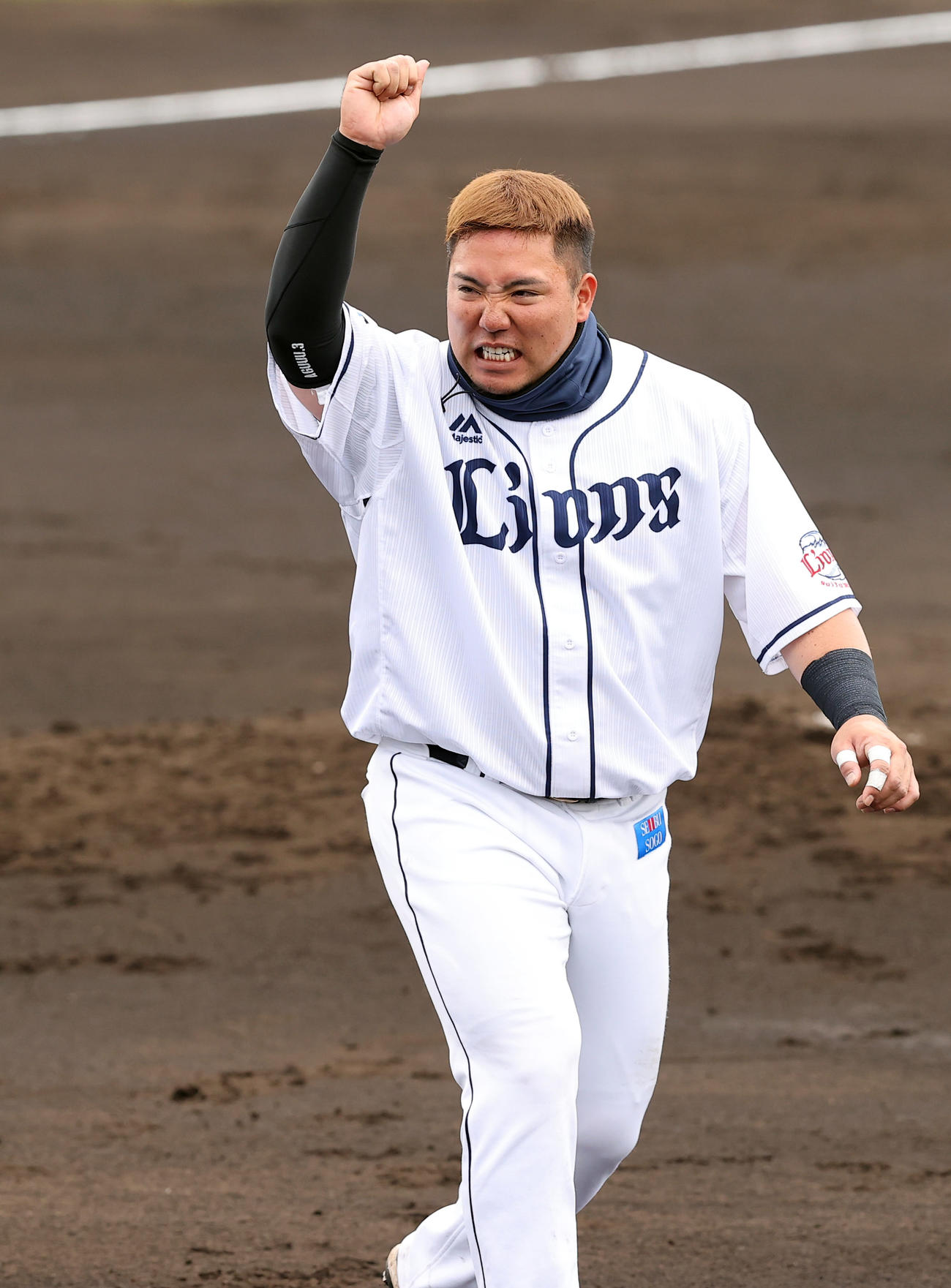 西武対ロッテ　1回裏の攻撃を終え適時打を放った西武山川（右）はガッツポーズする（撮影・垰建太）