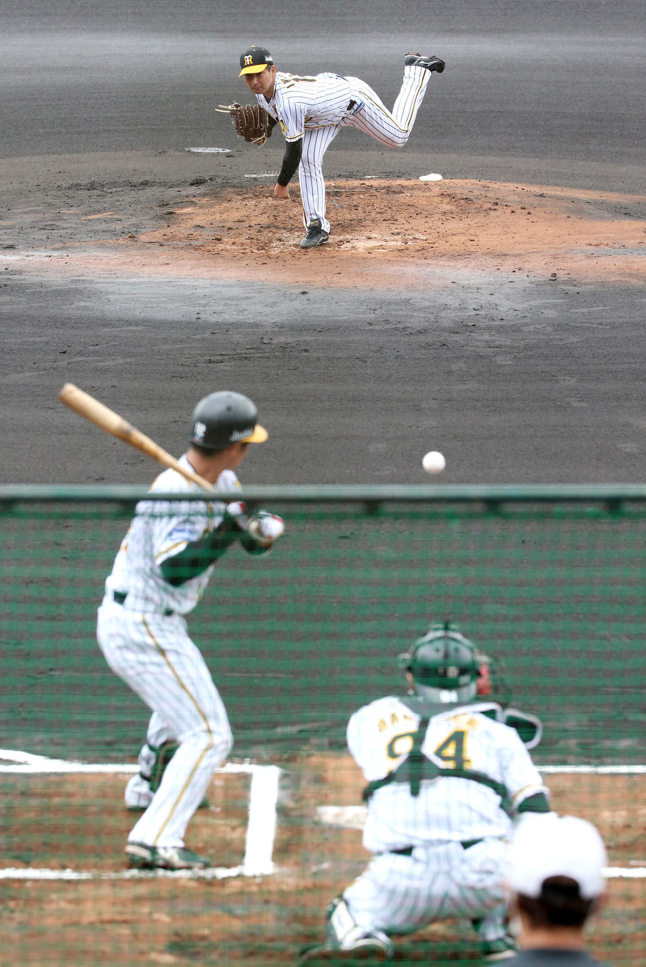 シート打撃に登板する岩崎優（撮影・上山淳一）