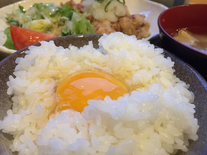 「うちんくの食卓」の「土佐ジローのたまごかけごはん」