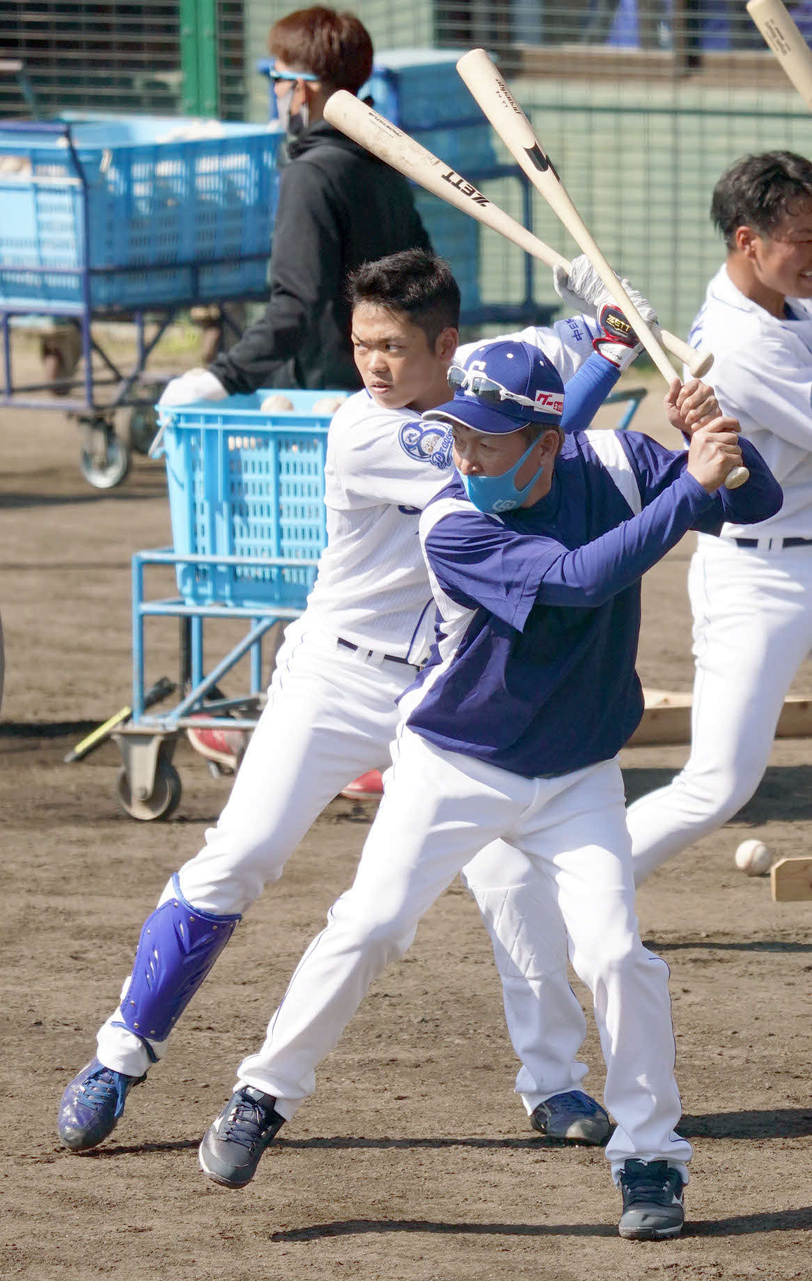 立浪コーチ（手前）の指導で打撃好調を維持する根尾（2021年2月4日撮影）