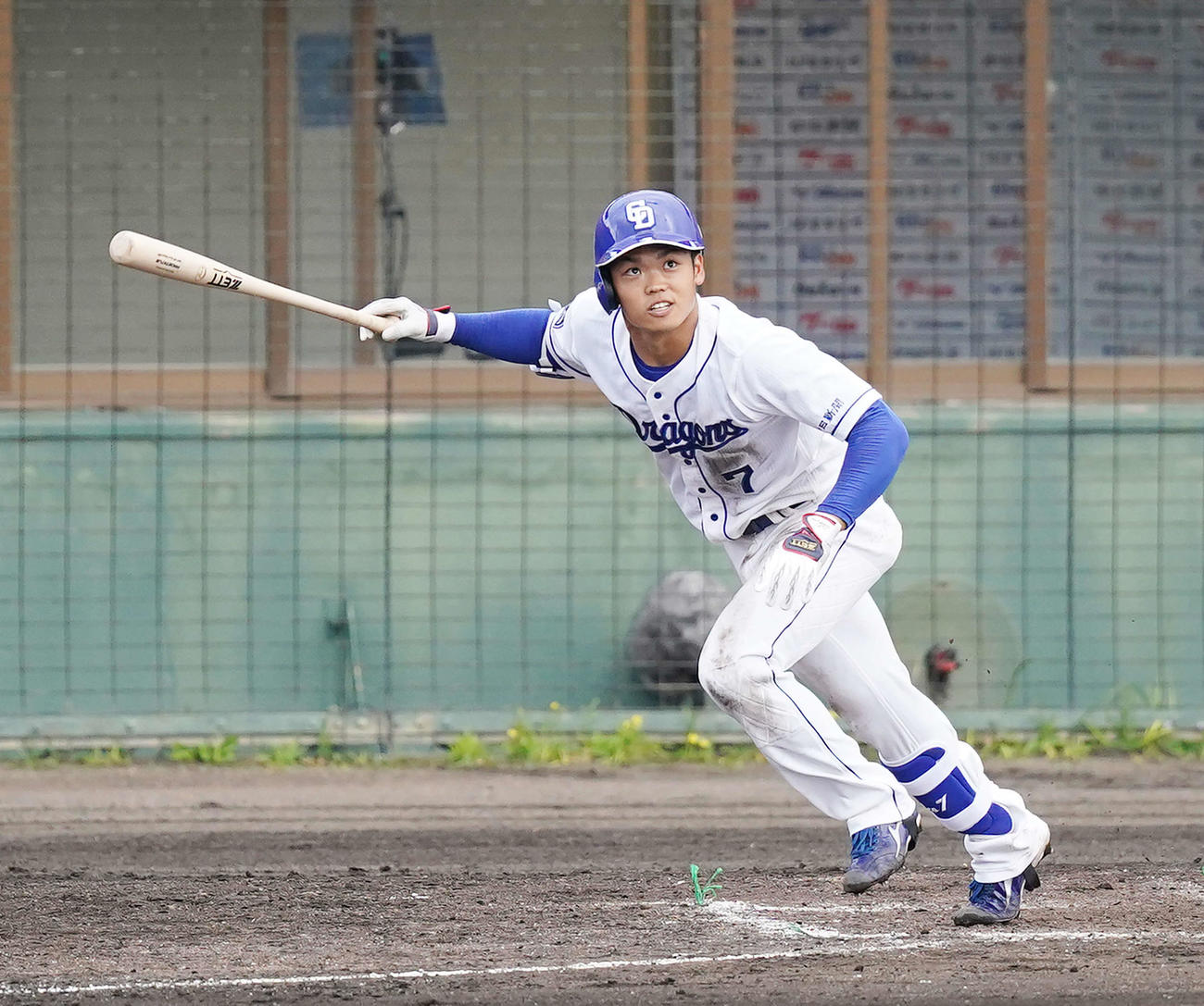 中日対DeNA 8回裏中日無死、中前打を放つ中日根尾（2021年2月13日撮影）