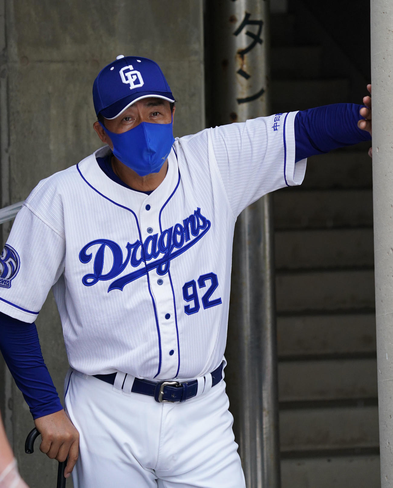 練習試合が悪天候で中止になり楽天のスタッフと話す与田剛監督（撮影・森本幸一）