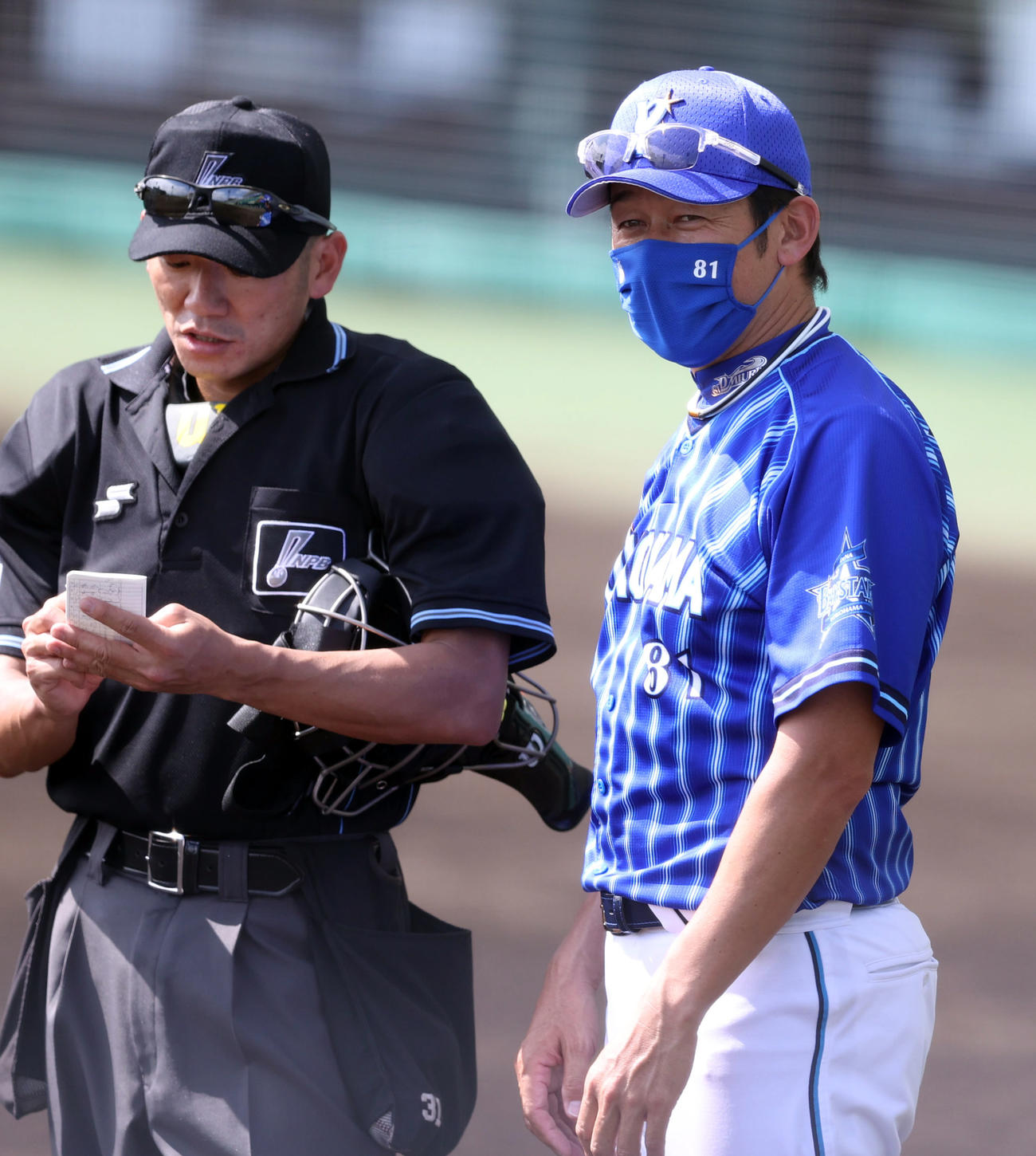 巨人対DeNA 6回表を終え、選手の交代を告げる三浦監督（撮影・狩俣裕三）