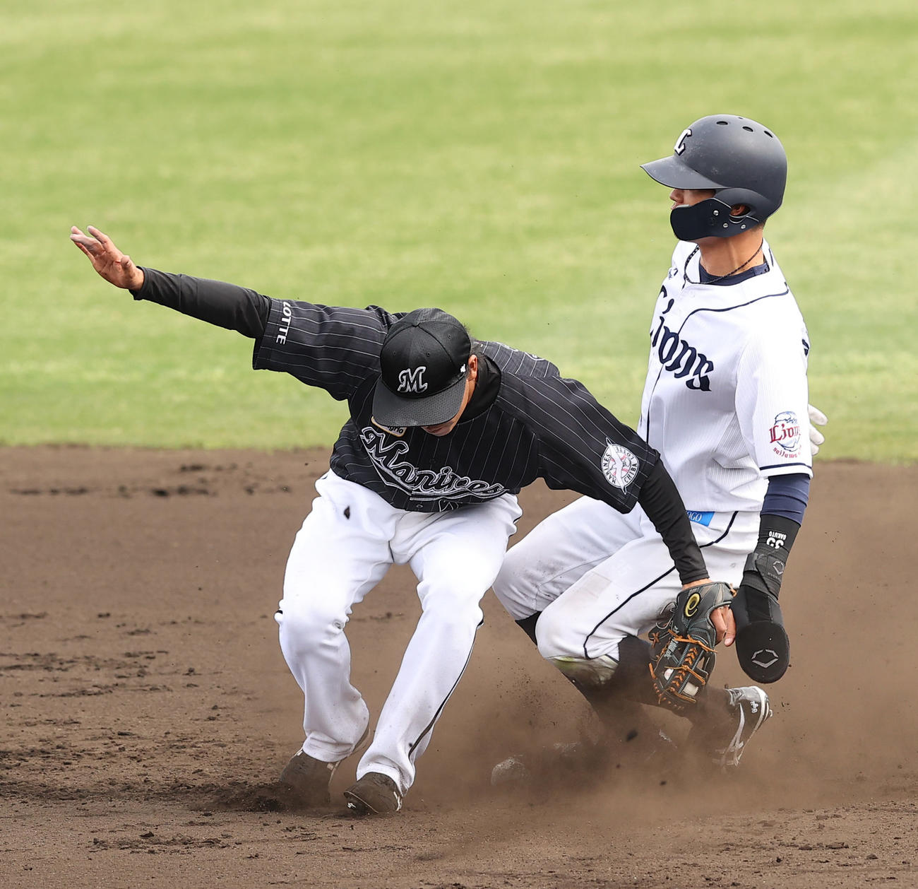 西武対ロッテ　6回裏西武無死一、三塁、二盗を決める若林（右）（撮影・垰建太）