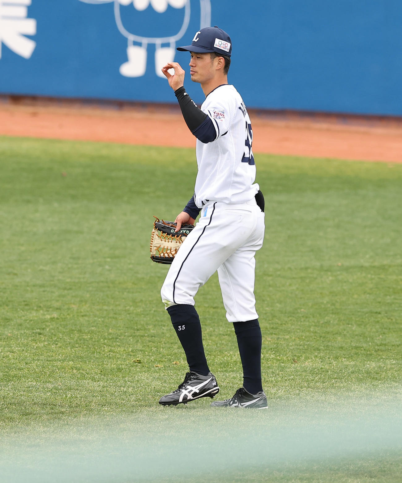 西武対ロッテ　4回表ロッテ無死一、二塁、安田の打球を好捕した若林（撮影・垰建太）
