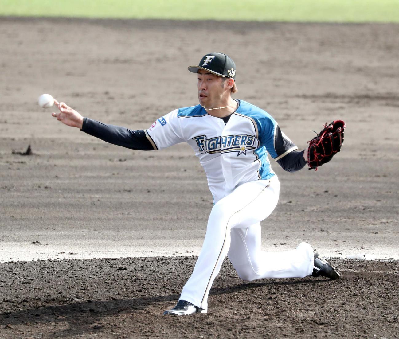 練習試合　日本ハム対広島　9回に登板の秋吉（撮影・黒川智章）