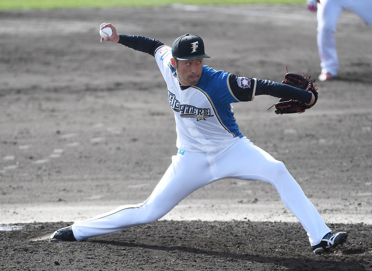 日本ハム対広島　日本ハム4番手の秋吉（撮影・前岡正明）