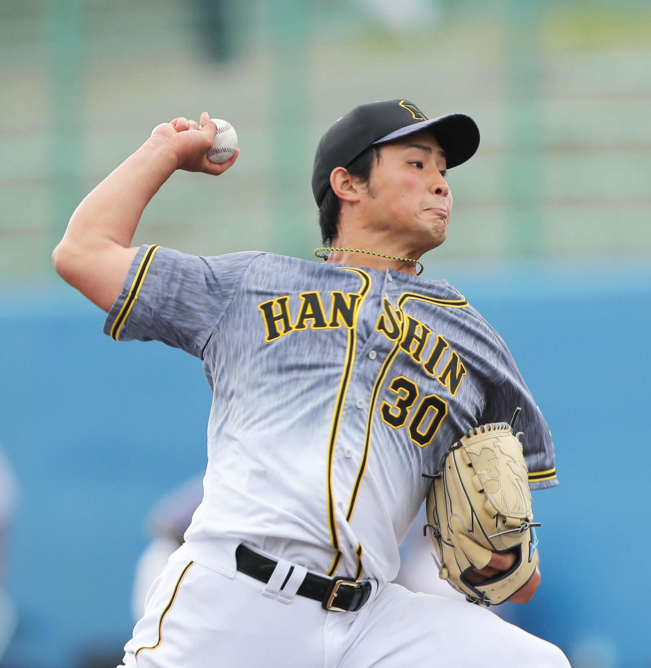 ヤクルト対阪神　8回裏ヤクルトの攻撃から登板する佐藤蓮（撮影・河田真司）