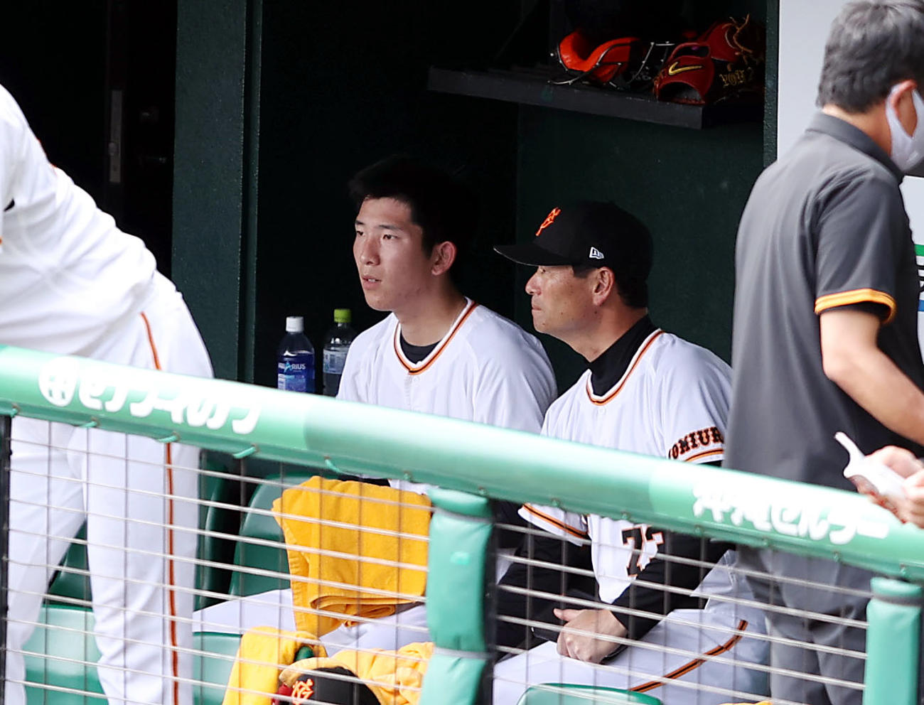巨人対DeNA 3回表を終え、桑田投手チーフコーチ補佐（右）と話をする戸郷（撮影・狩俣裕三）