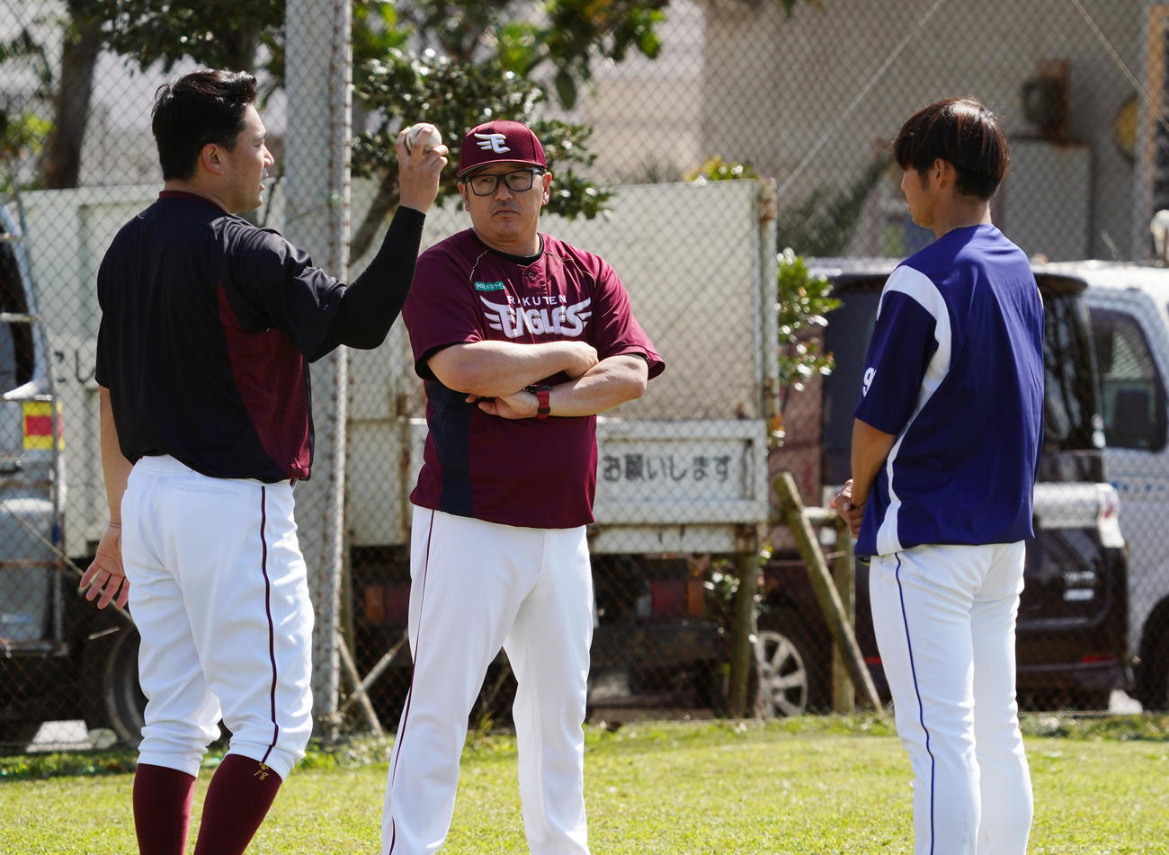 中日木下雄（右）にスプリットを教える楽天田中将（撮影・菅敏）
