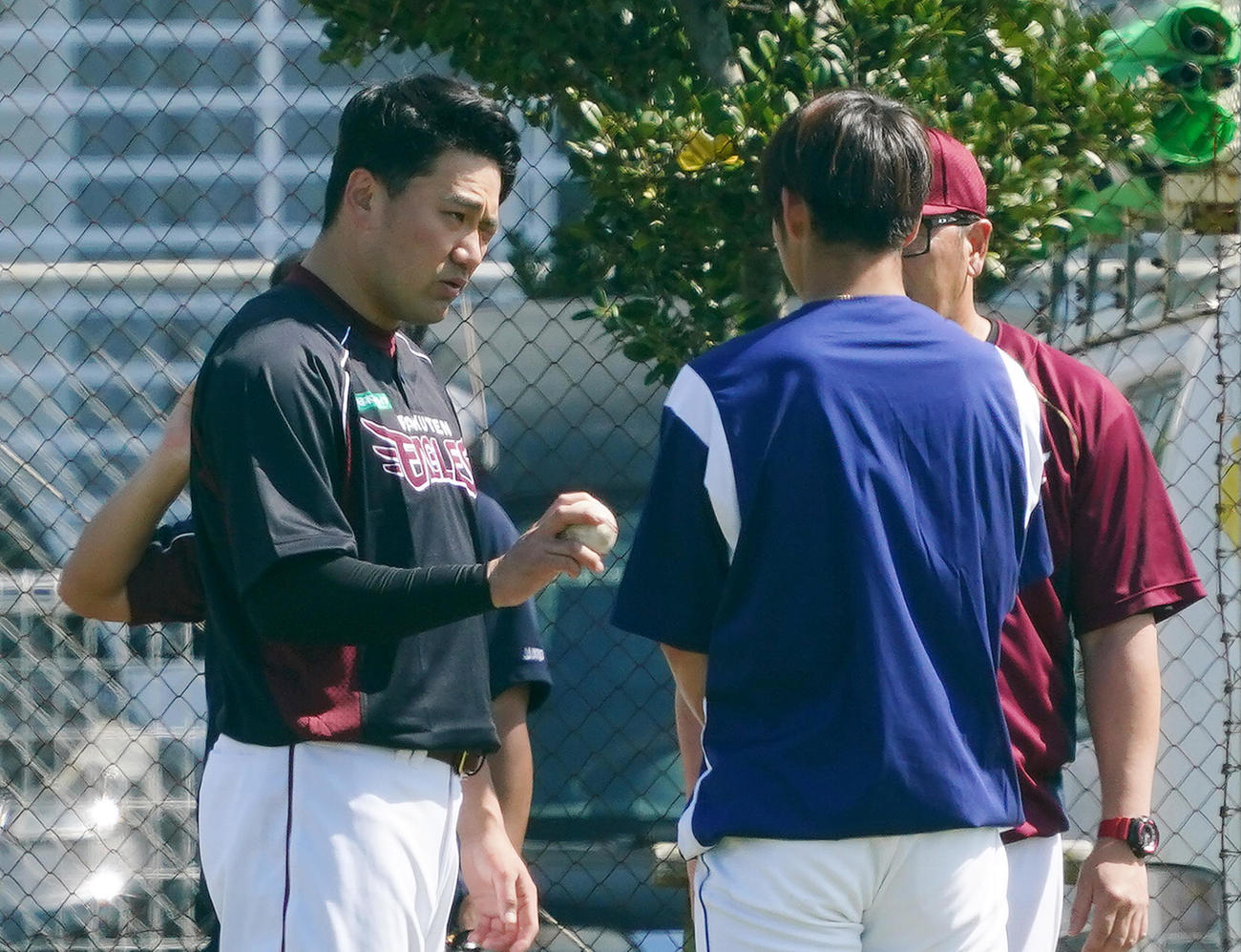 中日木下雄（中央）にスプリットを教える楽天田中将（撮影・菅敏）