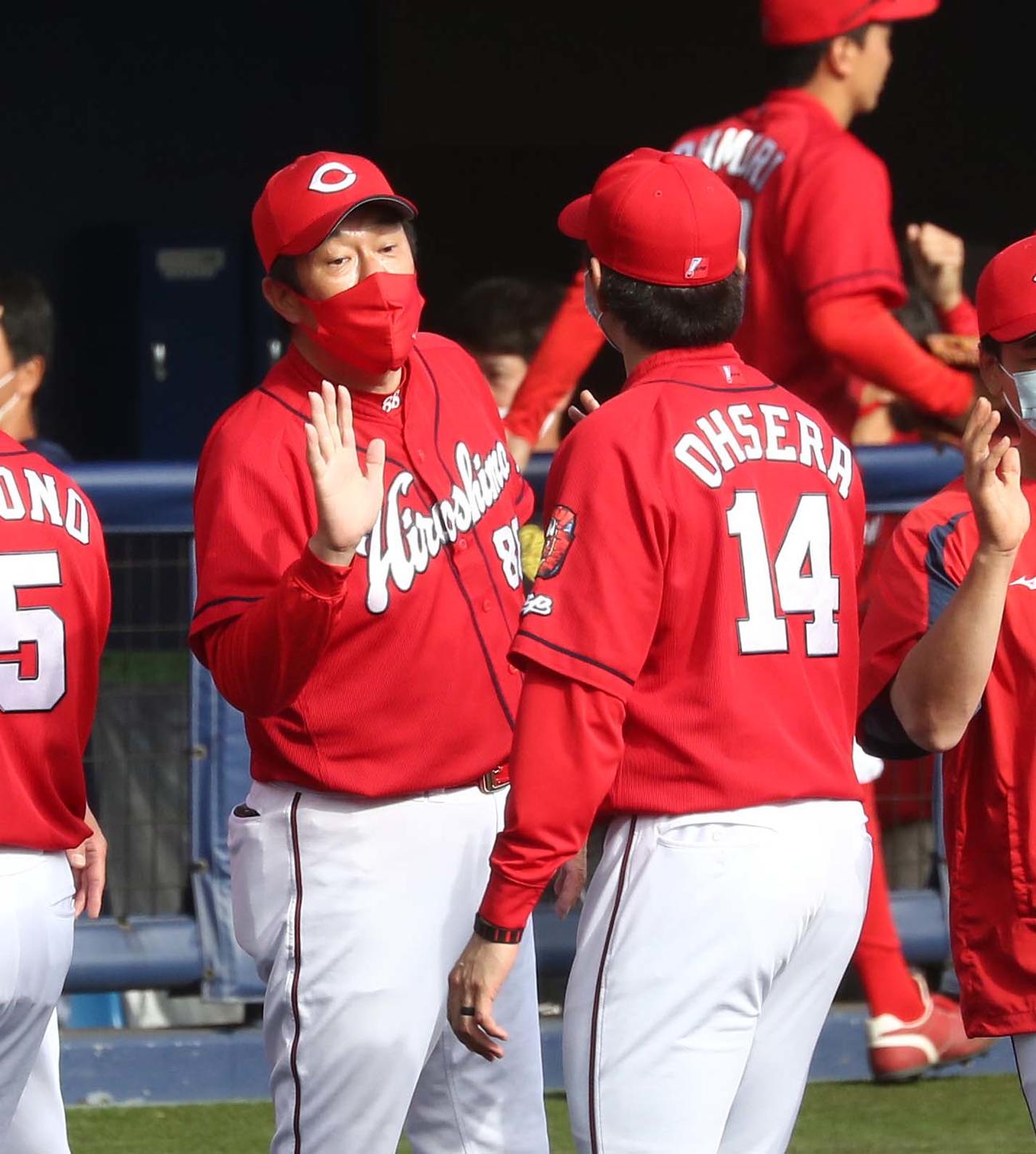 練習試合　日本ハム対広島　試合後、大瀬良を出迎える佐々岡監督（撮影・黒川智章）