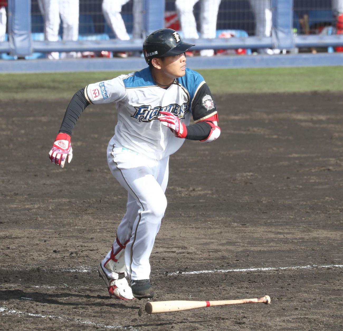 練習試合　日本ハム対広島　8回裏日本ハム2死二塁、左越え適時二塁打を放つ野村（撮影・黒川智章）