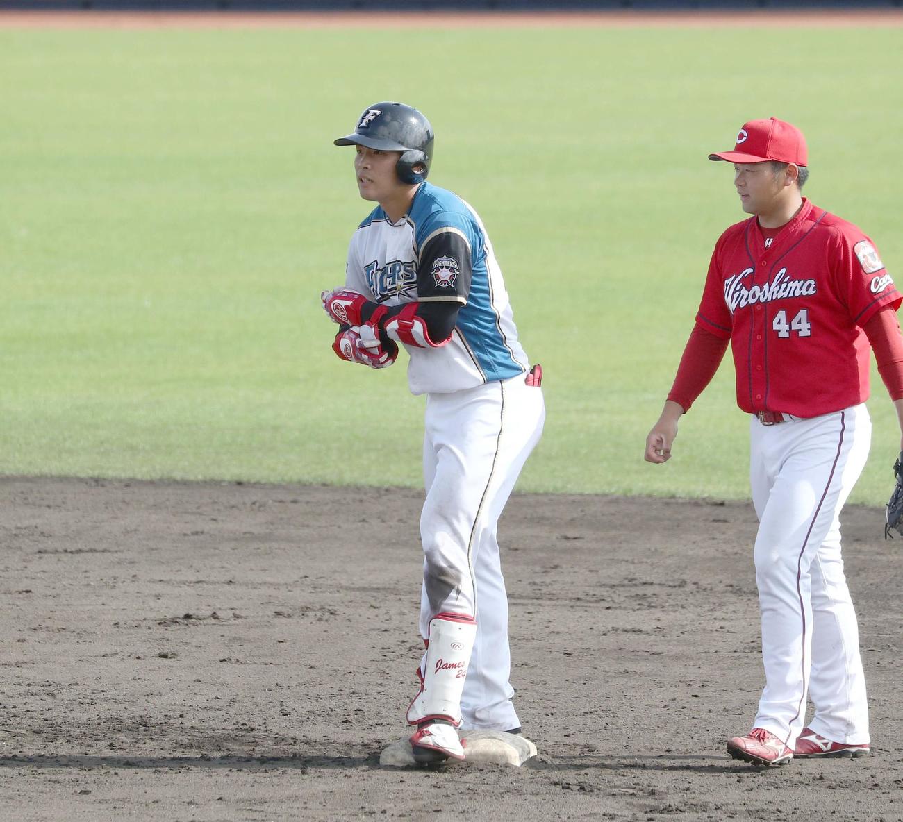 練習試合　日本ハム対広島　8回裏日本ハム2死二塁、左越え適時二塁打を放つ野村（撮影・黒川智章）