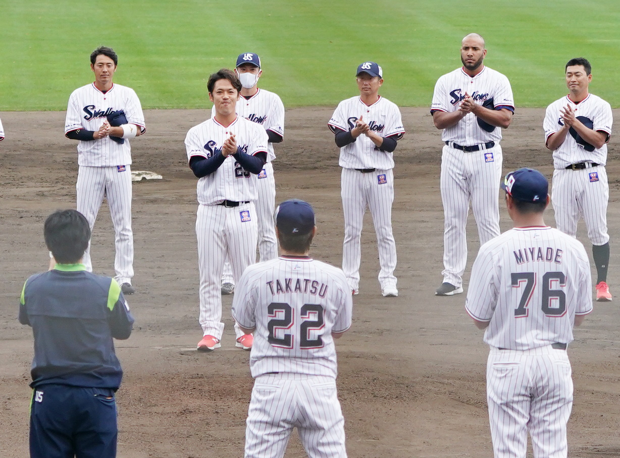 ヤクルトキャンプ打ち上げで小川（中央）を中心に手締めが行われる（撮影・清水貴仁）