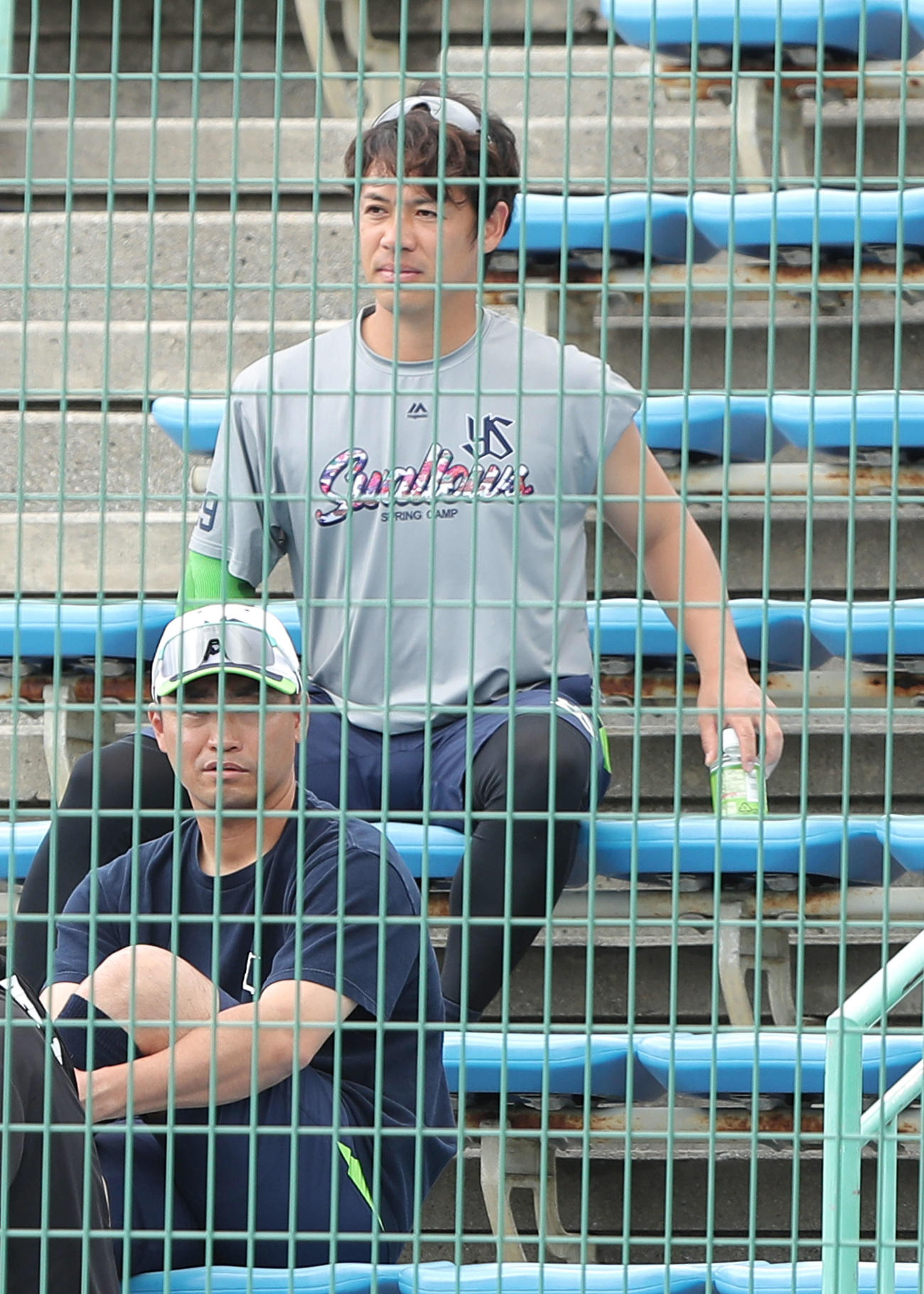 ヤクルト対阪神　一塁側観客席から試合を見る青木（下）と小川（撮影・河田真司）