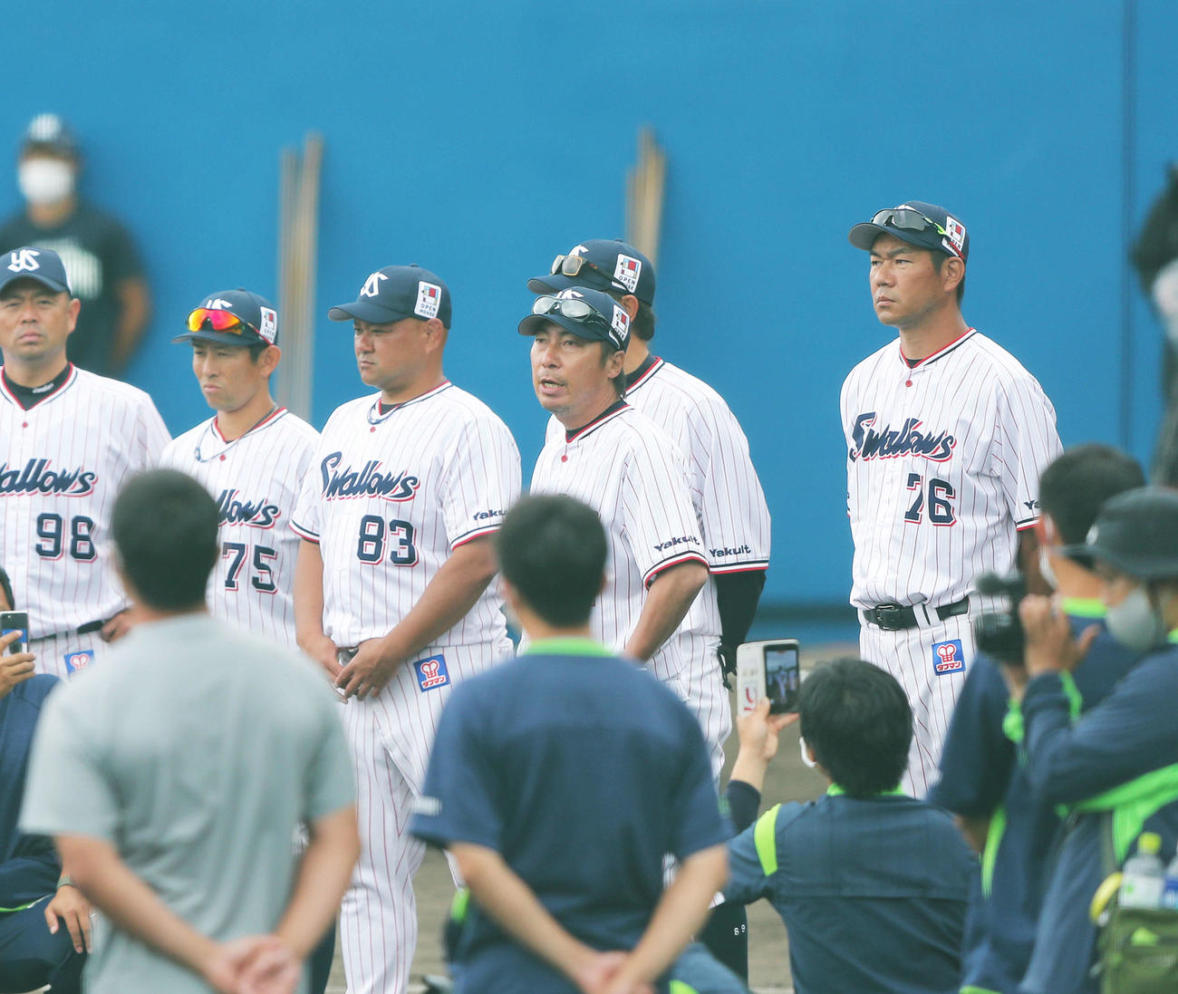 キャンプを終え、打ち上げのあいさつをするヤクルト高津監督（中央）（撮影・河田真司）