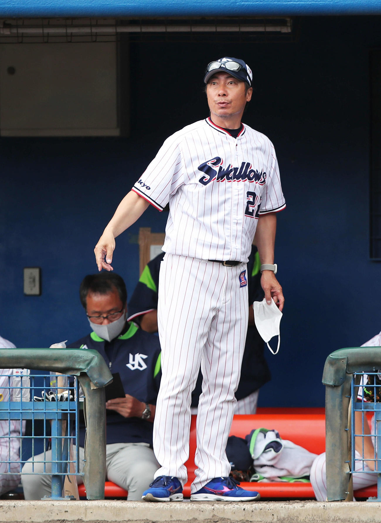 ヤクルト対阪神　6回裏ヤクルト1死一塁、代走を告げる高津監督（撮影・河田真司）