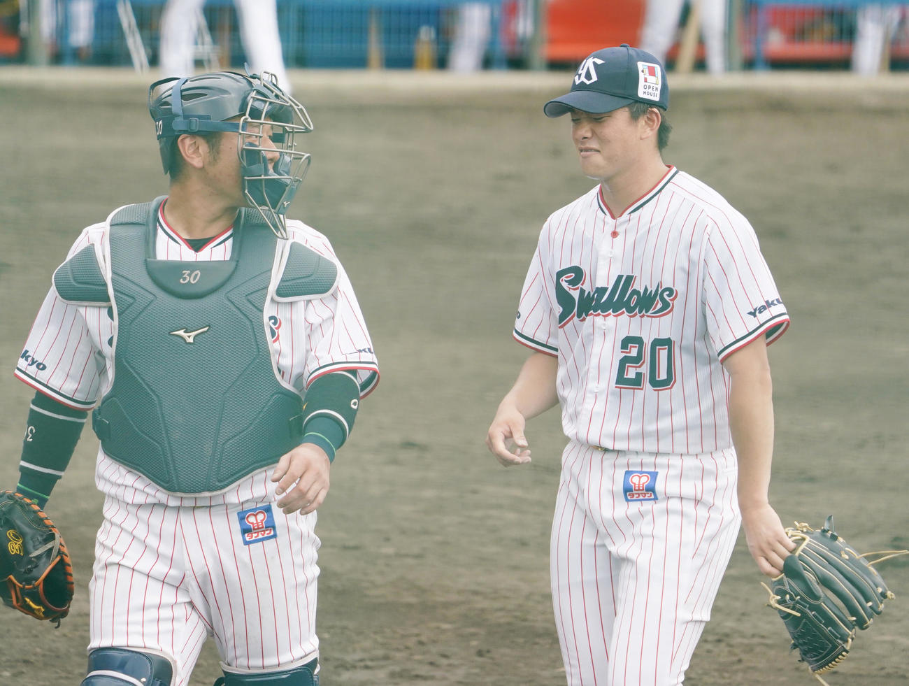ヤクルト対阪神　2回を投げ終える木沢尚文（右）（撮影・清水貴仁）