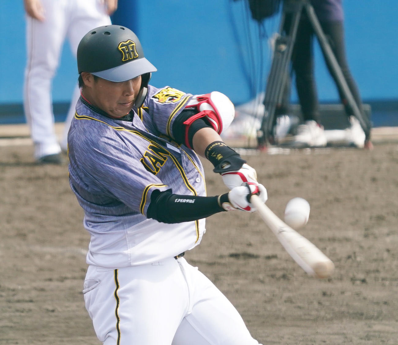 ヤクルト対阪神　5回表阪神無死、三邪飛に倒れる大山（撮影・清水貴仁）