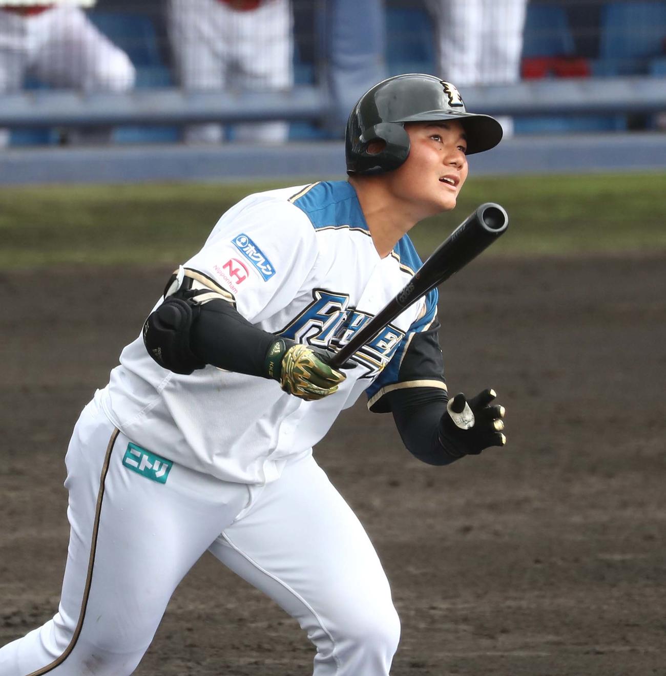 練習試合　日本ハム対広島　2回裏日本ハム2死一塁、右前打を放つ清宮（撮影・黒川智章）