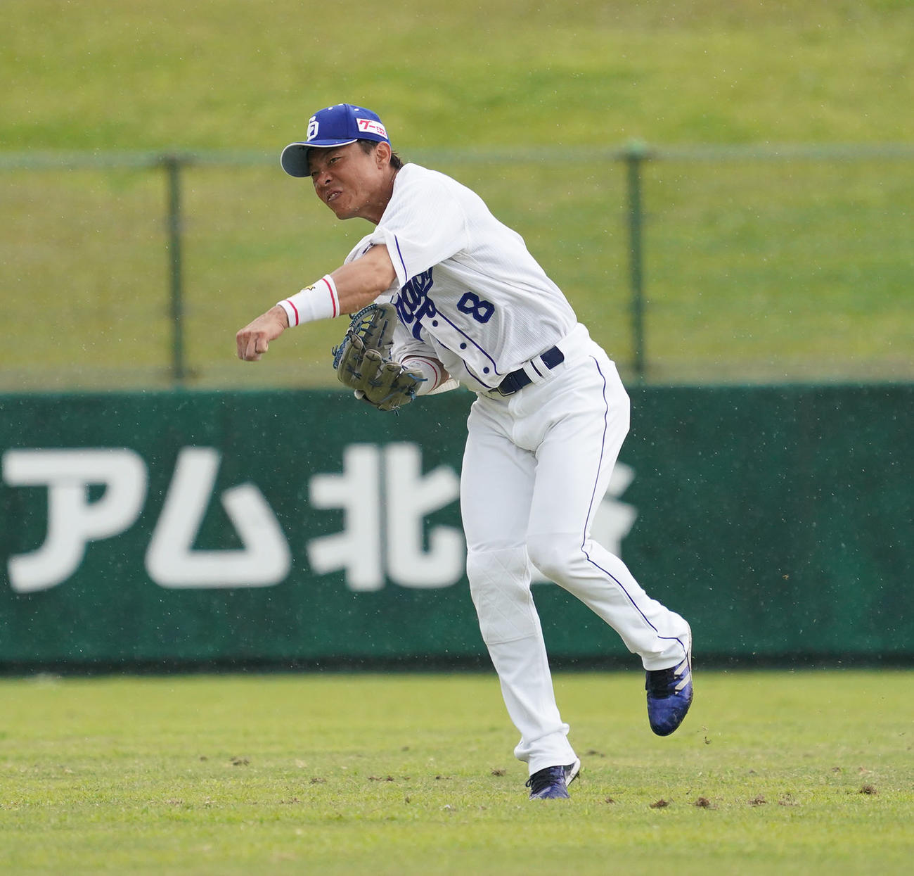 練習試合・中日対楽天　5回表楽天1死二塁、田中和基の打球を捕球し本塁へ送球する大島洋平（撮影・森本幸一）