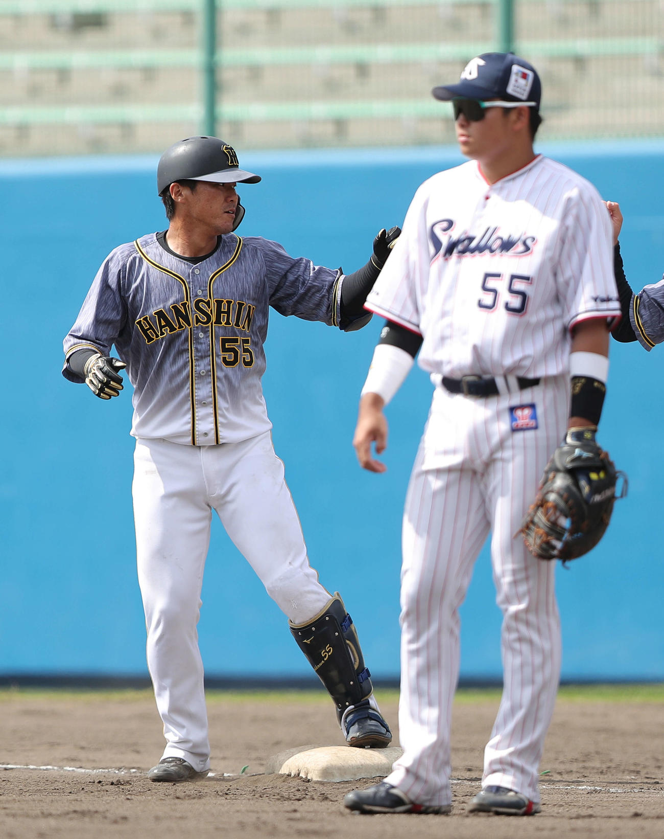 ヤクルト対阪神　5回表阪神2死、中前打を放ち出塁する陽川。一塁手村上（撮影・河田真司）