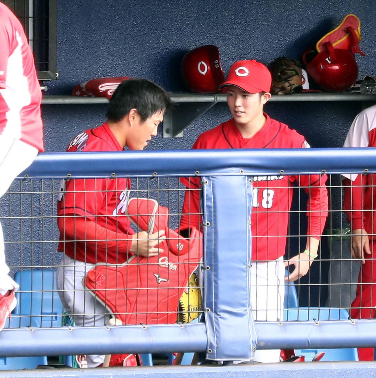 練習試合　日本ハム対広島　ベンチで磯村（左）と話す森下（撮影・黒川智章）