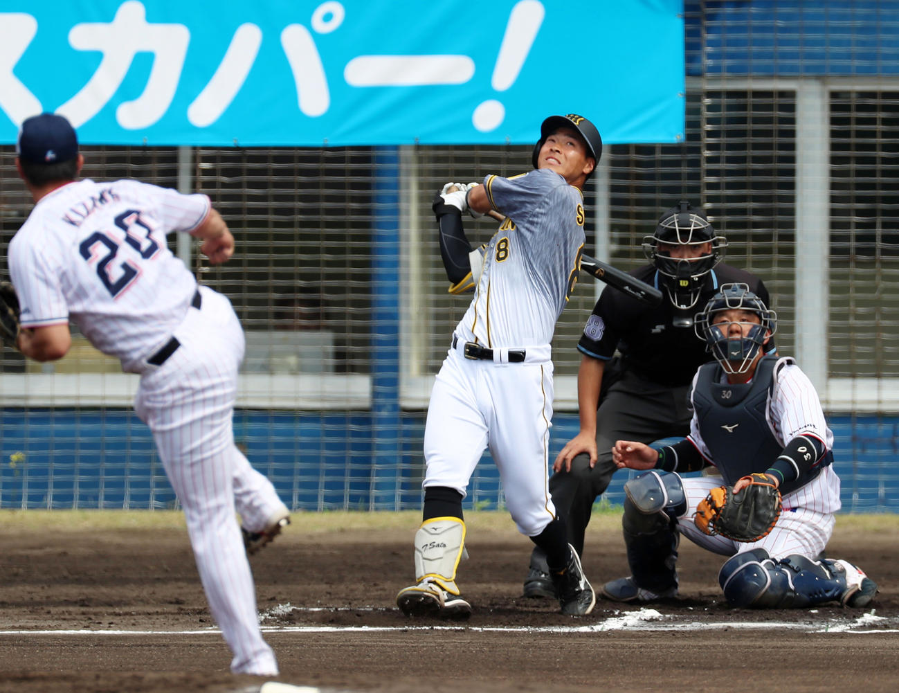 1回表阪神1死一塁、佐藤輝は左越え適時二塁打を放つ。投手は木沢（撮影・加藤哉）