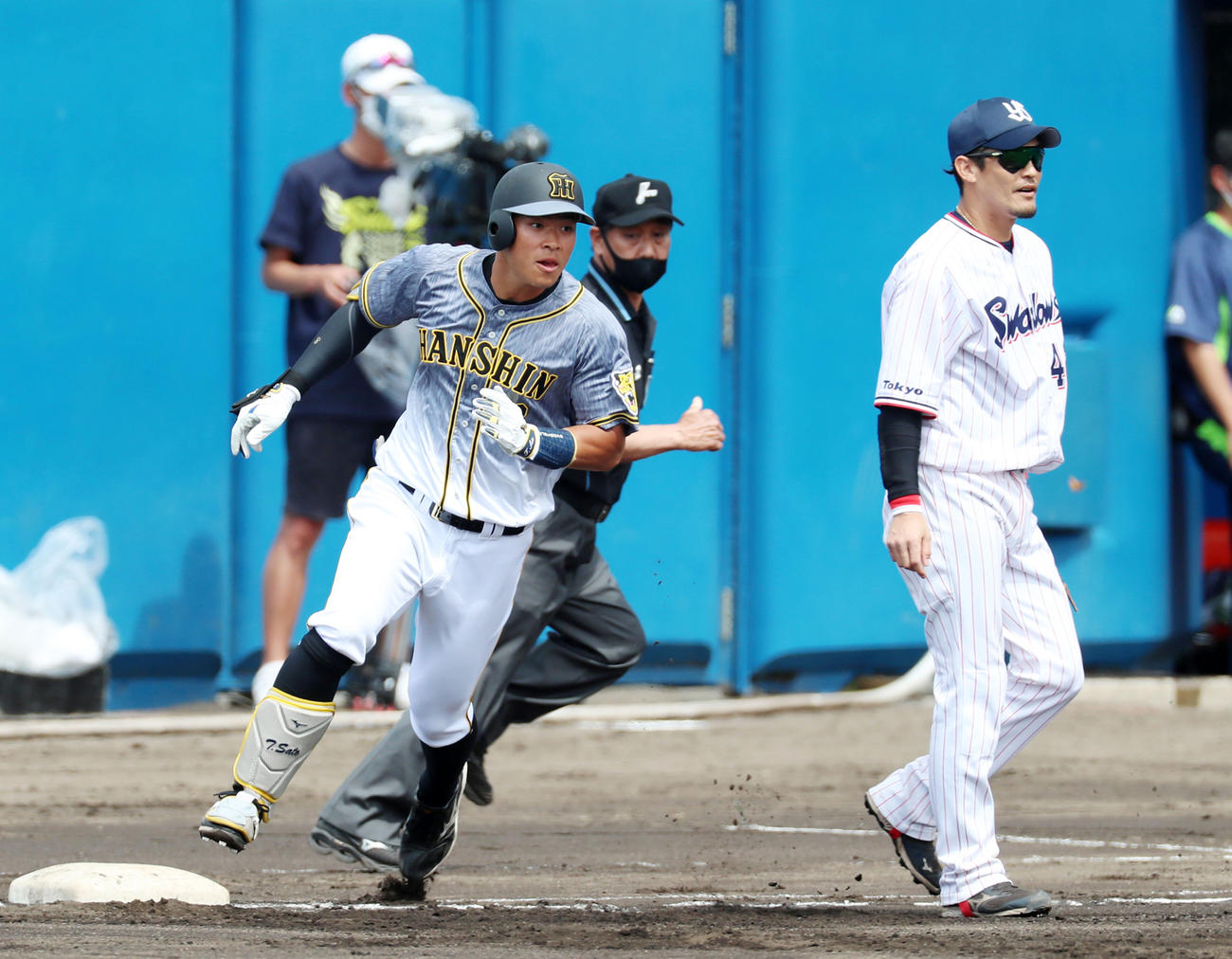 1回表阪神1死一塁、打球が左翼手の頭上を越えたのを確認した佐藤輝は一塁を回り二塁へ（撮影・加藤哉）