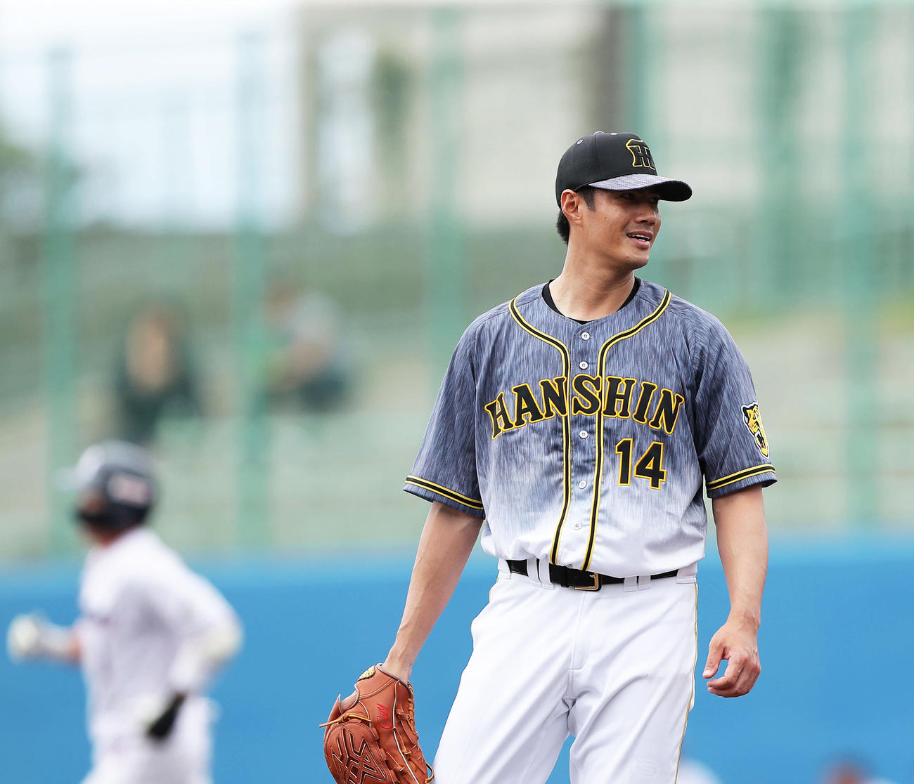 1回裏ヤクルト2死、山田に左越えソロ本塁打を浴び苦笑いの阪神チェン（撮影・河田真司）
