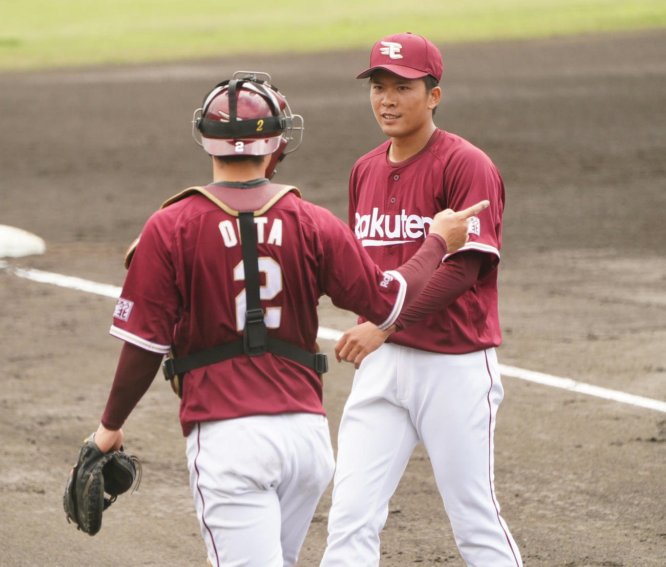 中日との練習試合に先発し、初回の投球を終えた楽天早川は、捕手太田（左）と話しながらベンチに戻る（撮影・菅敏）