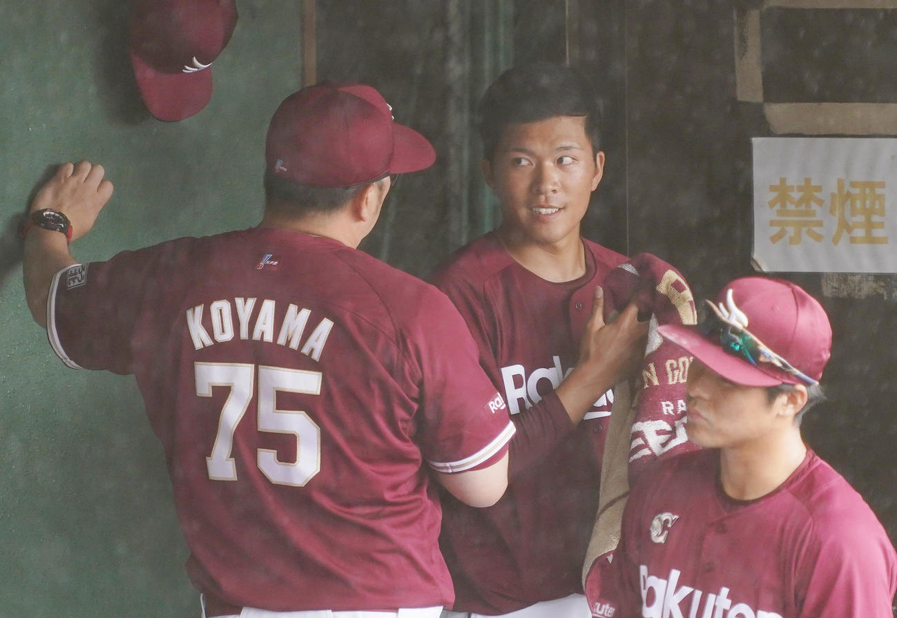中日との練習試合に先発し、3回を投げ終え、小山投手コーチ（左）と話す楽天早川（撮影・菅敏）