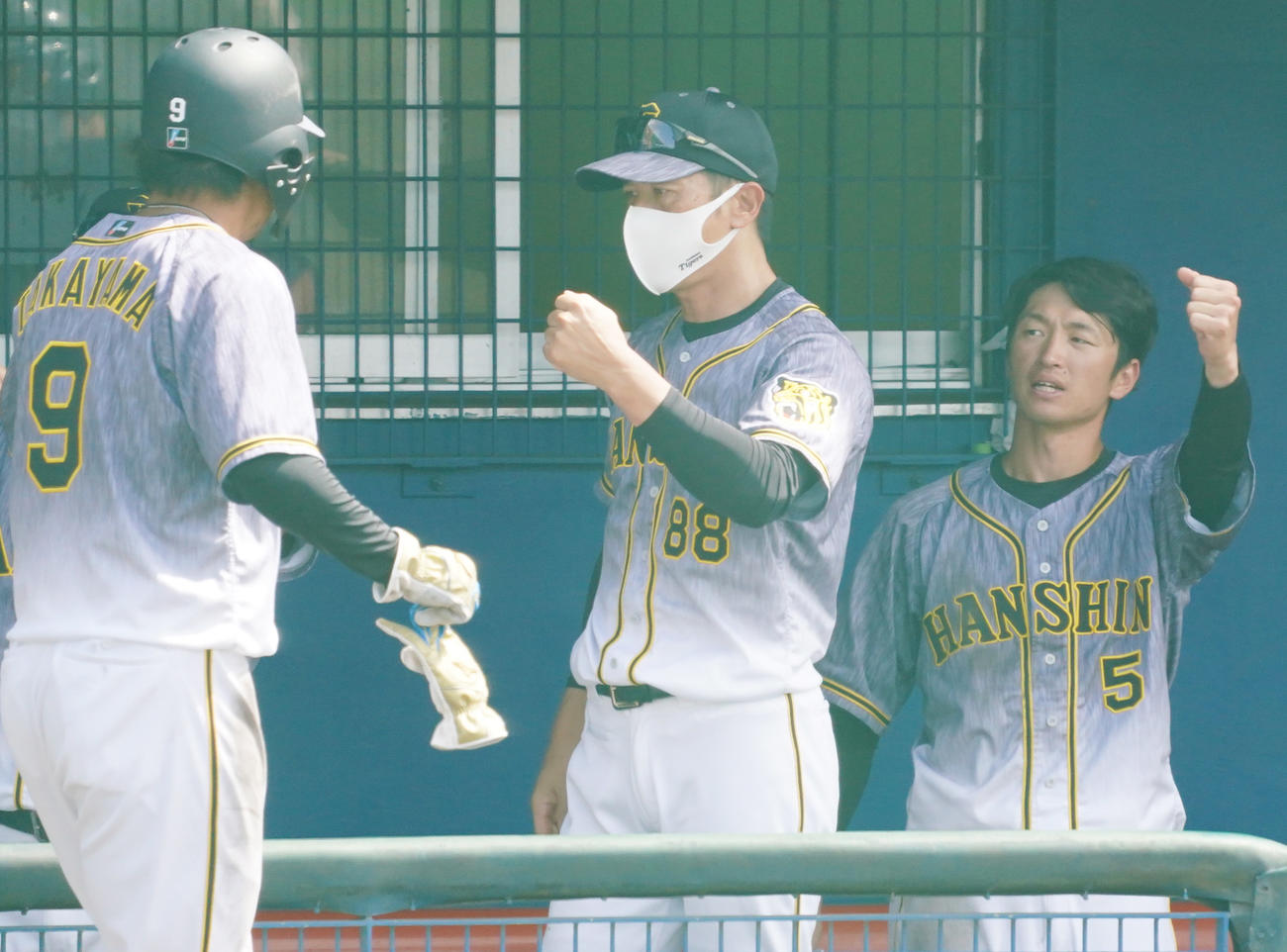 練習試合ヤクルト対阪神　1回表阪神2死一、二塁、糸井の右前適時打で生還した高山（左）を出迎える矢野監督（中央）（撮影・清水貴仁）