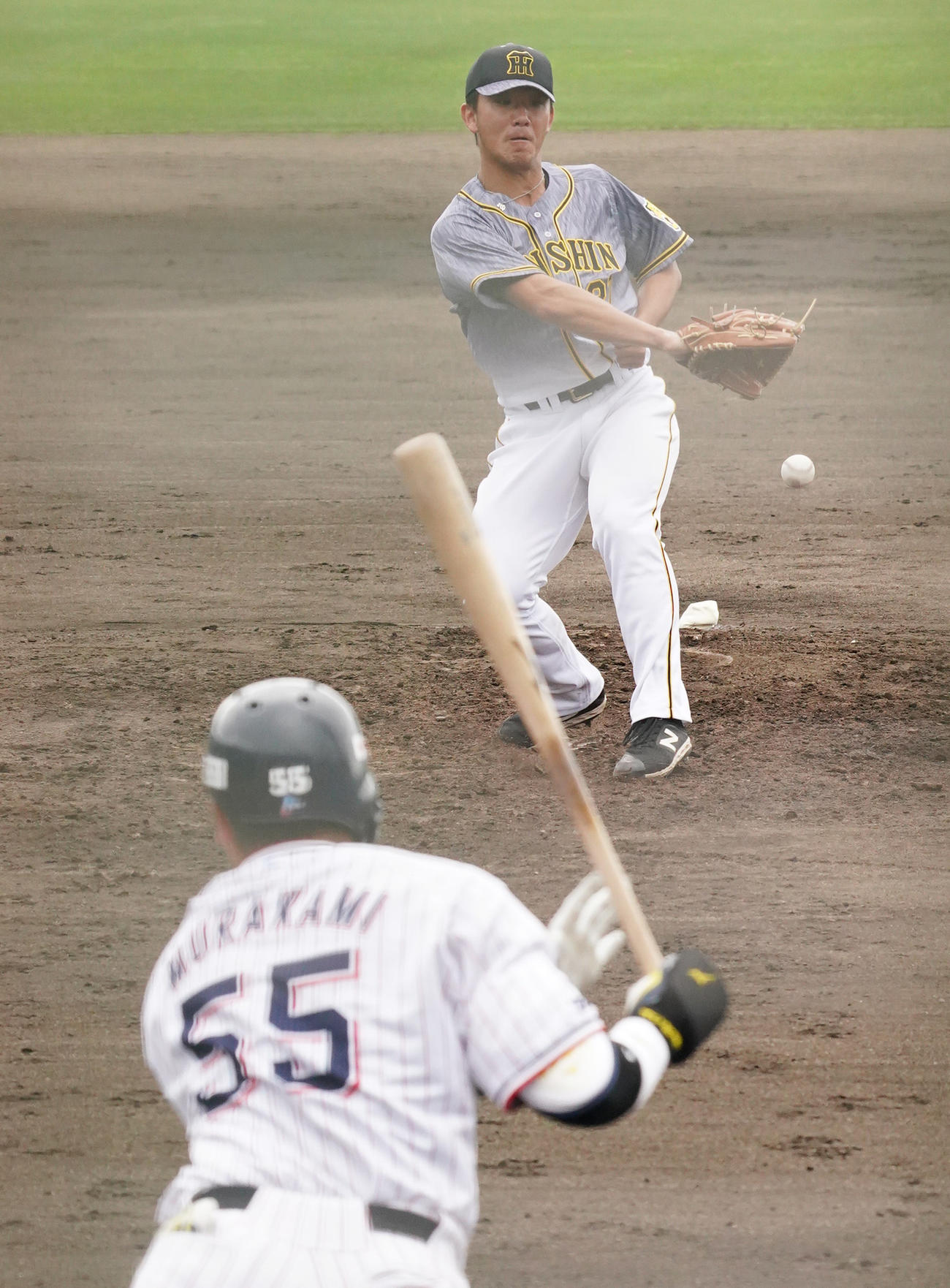 ヤクルト対阪神　6回裏ヤクルト1死、村上の中前打に反応する伊藤将（撮影・清水貴仁）