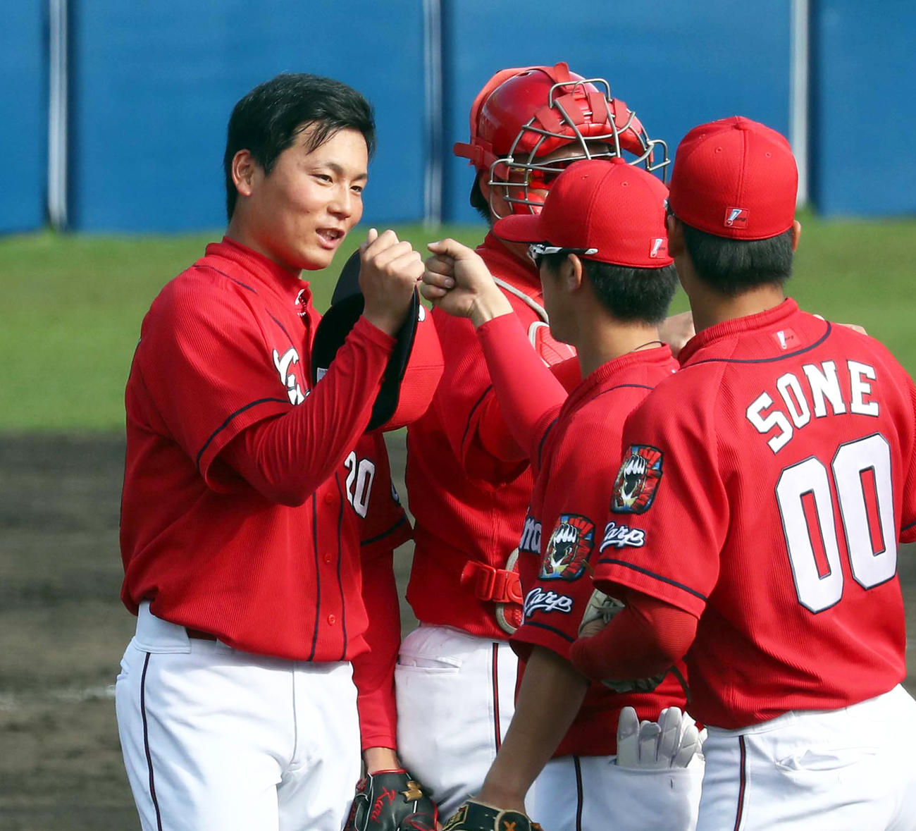 最後を3人で締めた栗林（左）はナインとグータッチ（撮影・黒川智章）