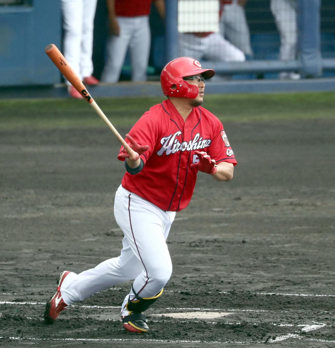 練習試合　日本ハム対広島　1回表広島2死二塁、右越え2点本塁打を放つ松山（撮影・黒川智章）