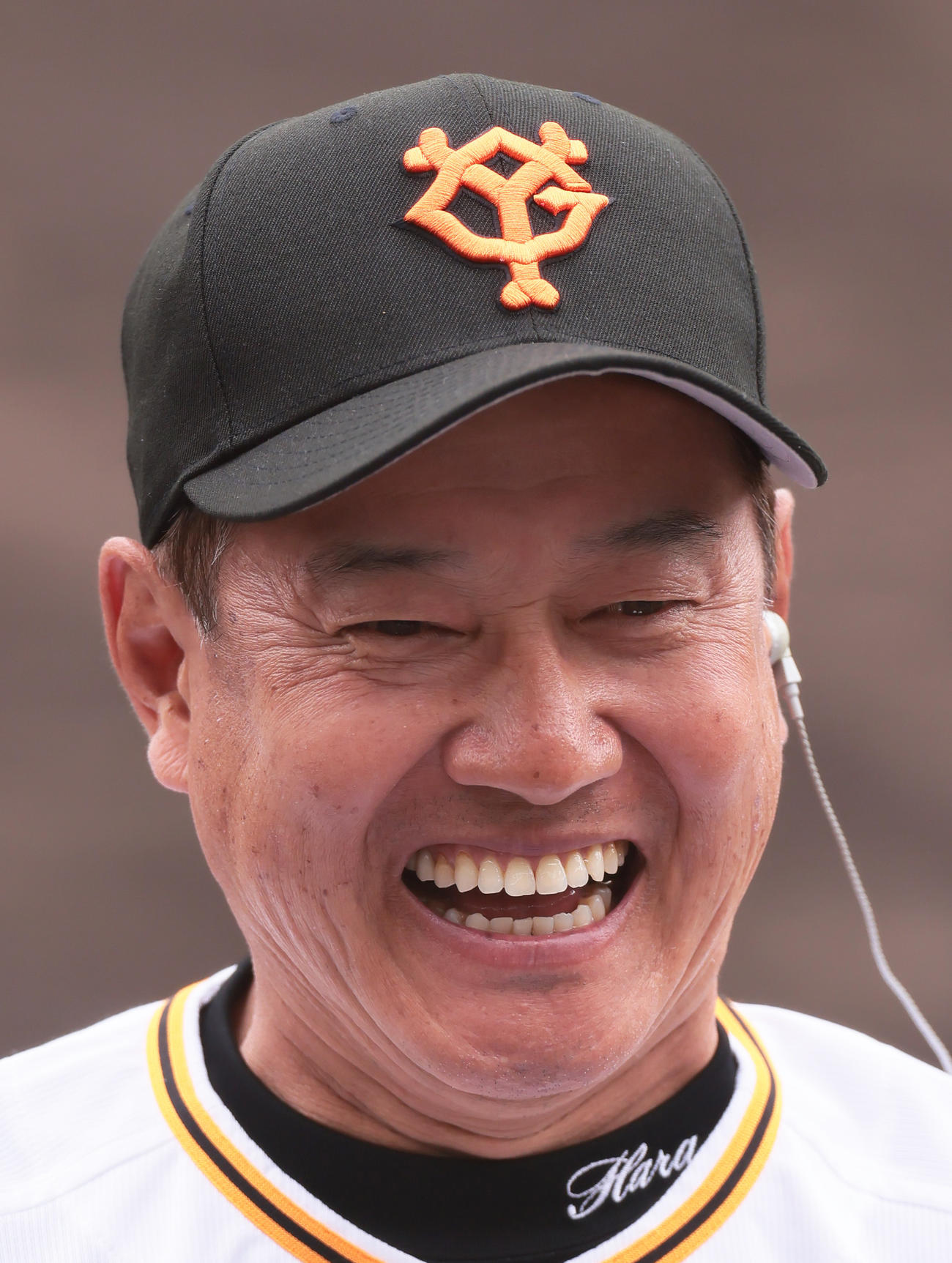 巨人対DeNA　試合を終え、グラウンドでのインタビューで笑顔を見せる巨人原監督（撮影・足立雅史）
