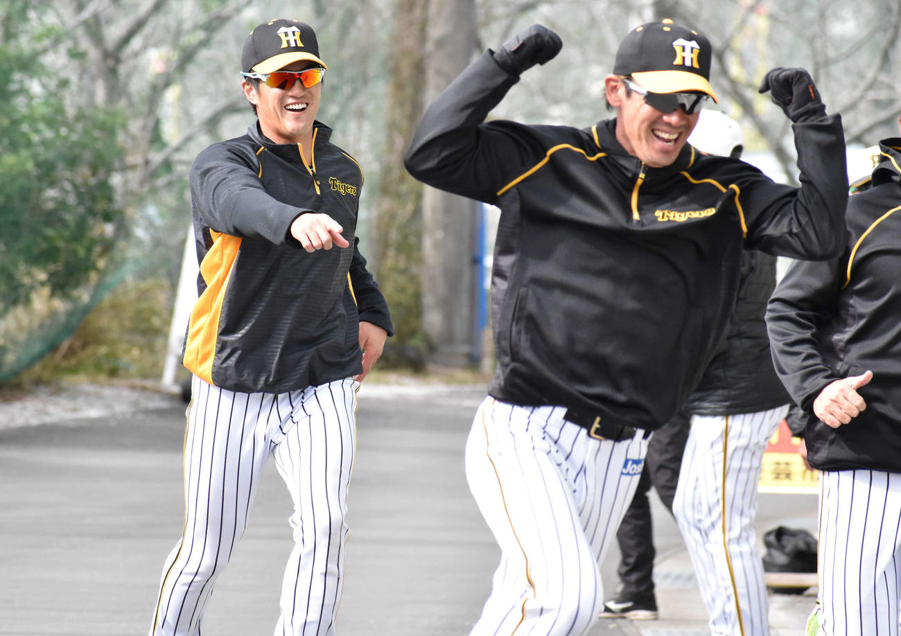 春季キャンプ最終日に笑顔で坂道ダッシュを行う板山。右は荒木（撮影・只松憲）