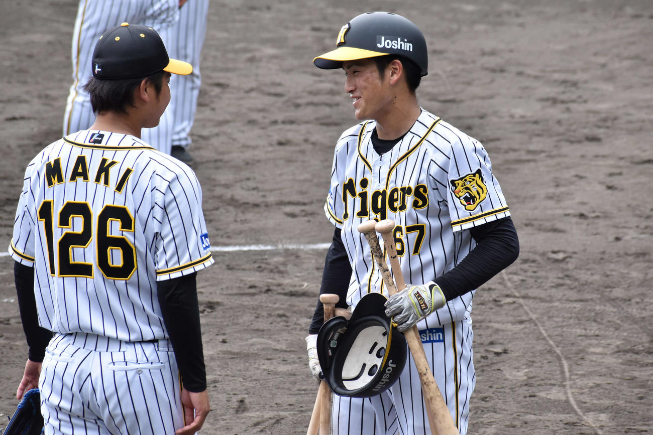 打撃練習を終え、育成選手の牧（左）と笑顔で話す阪神ドラフト7位の高寺（撮影・只松憲）