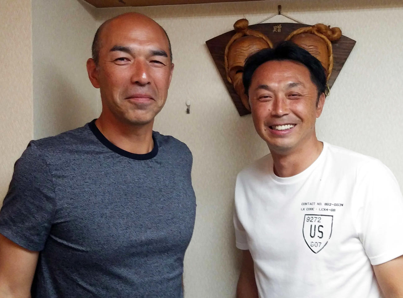 キャンプ視察を終え、笑みを浮かべる宮本慎也氏（右）と和田一浩氏