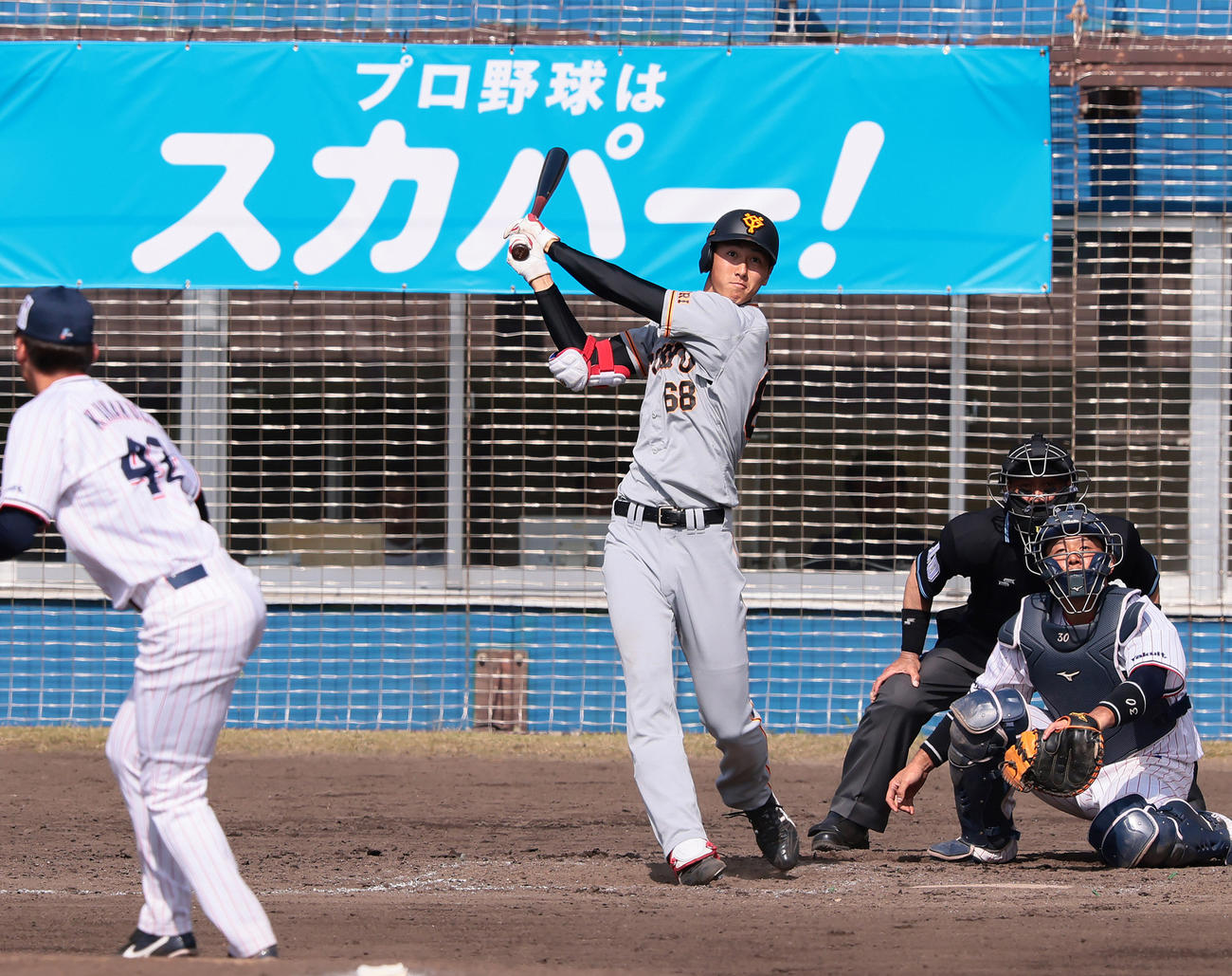 練習試合ヤクルト戦で中越え適時二塁打を放つ巨人秋広優人（2021年2月23日撮影）