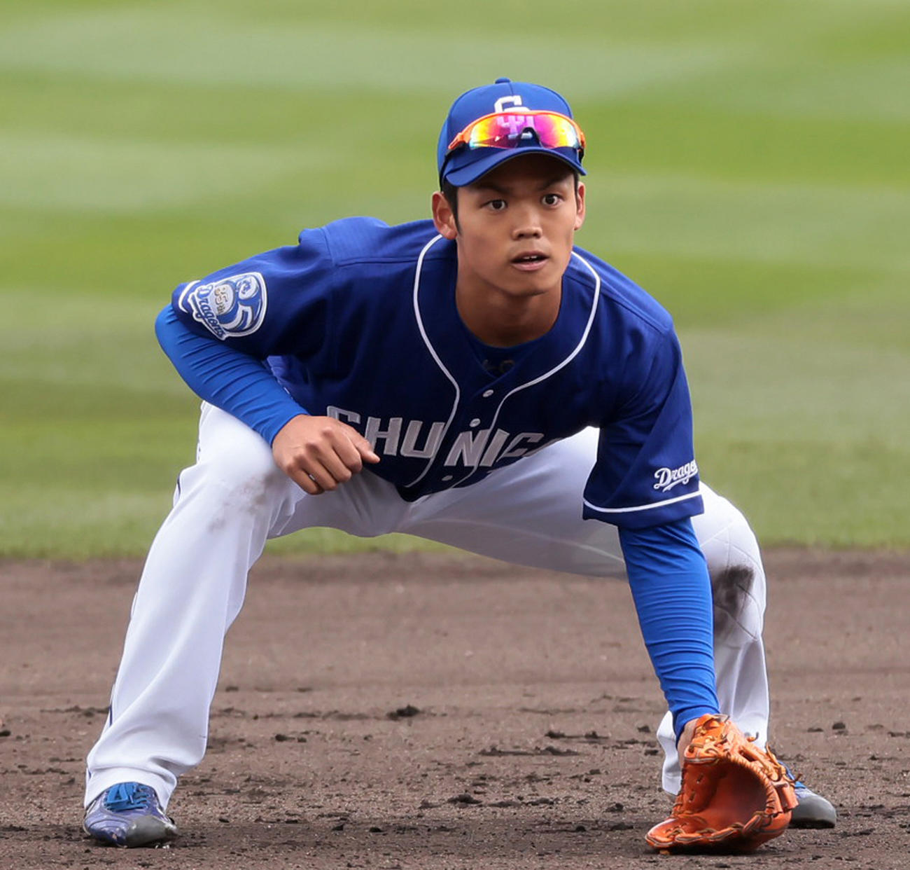 遊撃守備で低く構える中日根尾昂